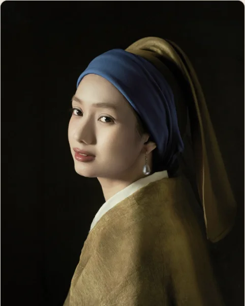 Chân dung phỏng theo Girl with a Pearl Earring với khăn xanh và khuyên ngọc trai